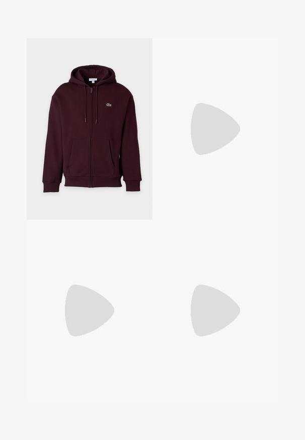Mørk kastanjefarvet lynlåshættetrøje med forlommer, snørre i hætten og lille grønt krokodillelogo på venstre bryst.; Sort t-shirt med korte ærmer og rund hals med lille logo på venstre bryst side, vist på en ensfarvet lys baggrund.; Mørkegrå bukser med lige ben, elastik i taljen og knaplukning foran på en ensfarvet lys baggrund.; Lacoste sneakers i mørkegrå med tekstureret overdel, fremtrædende buet sort sål og lys orange accent ved hælen. Snørebåndsdesign med logo.