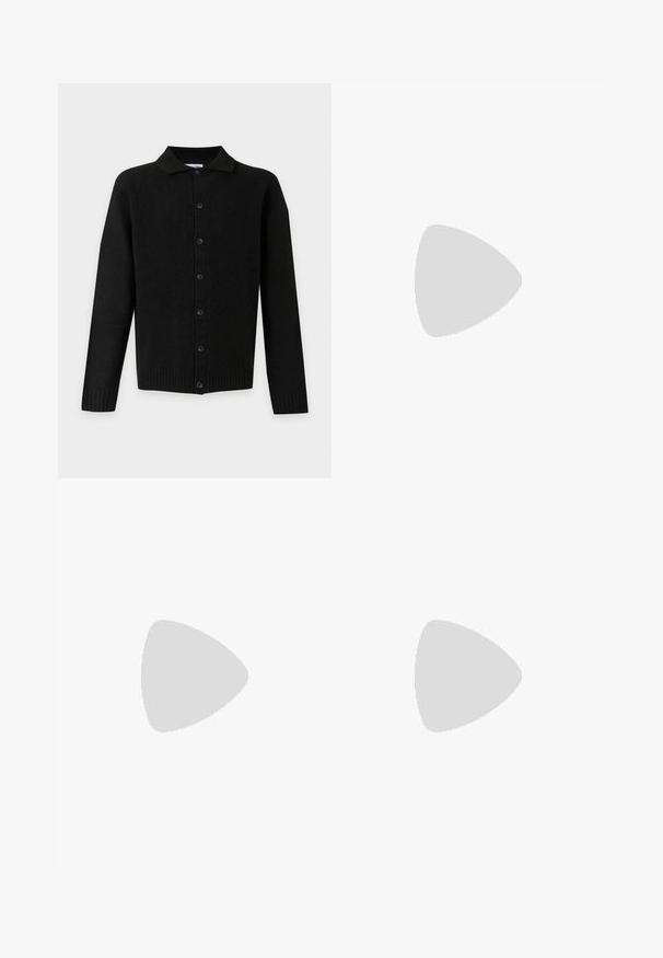 Cardigan noir à manches longues avec boutons, col, poignets et ourlet côtelés, présenté sur un fond gris clair.; Débardeur blanc sans manches avec col rond et étiquette de la marque Weekday à l'intérieur du col arrière, présenté à plat sur un fond clair.; Pantalon noir slim-fit avec passants pour ceinture, fermeture par bouton et devant lisse.; Mocassins en cuir noir avec un bout arrondi, des coutures ton sur ton et un détail de sangle à l'avant. Semelle en caoutchouc avec un petit talon.
