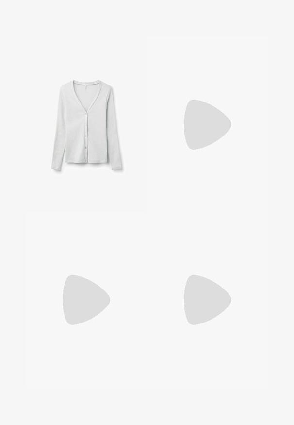 Lys grå ribbet cardigan med lange ærmer, V-hals og seks knaplukninger ned ad fronten; blød tekstur, enkelt design.; Lilla og hvide stribede ærmeløse tanktop med rund halsudskæring og lille Wrangler-logo på brystet.; Grå uldbukser med fiskebenmønster, lige ben, opsmøgede kanter og taljebånd med bæltestropper.; Sort sandal i ruskind med hæl, udstyret med tynde krydsede stropper og en lav kittenhæl, vist i profil på en hvid baggrund.