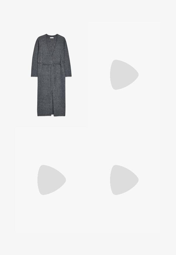 Cardigan largo gris de punto con cinturón anudado en la cintura y cuello de escote en V profundo, con mangas largas y bajo recto.; Camiseta de manga larga gris hecha de tejido suave, con cuello redondo y corte recto; textura lisa sin patrones ni adornos.; Pantalones de pierna ancha en gris con una tela suave y texturizada y una cinturilla alta, presentando un diseño simple y limpio sin patrones ni adornos.; Zapatillas de ante negro con un puño de pelo sintético gris, punta redonda y costuras en contraste. Textura suave y diseño de fácil puesta para mayor comodidad.