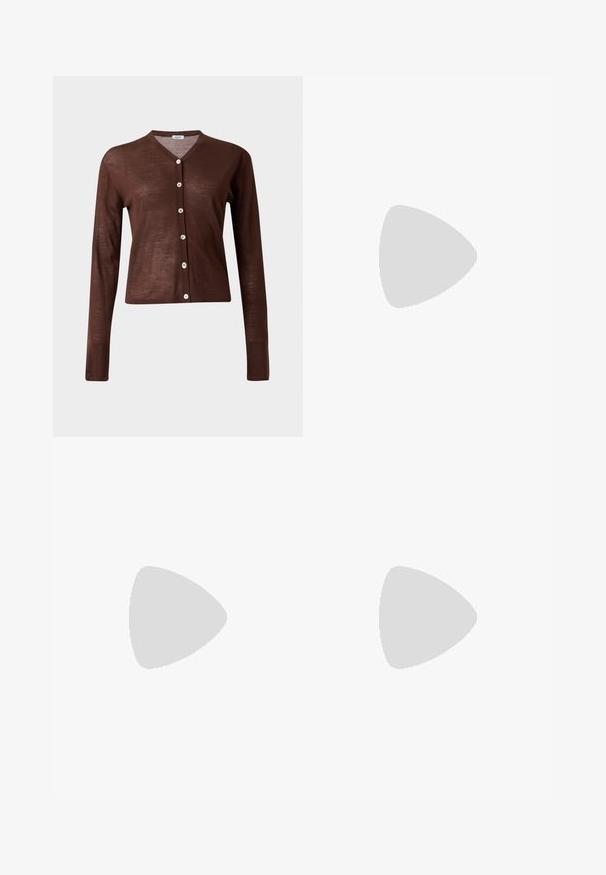 Bruine cardigan met lange mouwen, knopen en V-hals met zes lichtgekleurde knopen, afgebeeld tegen een effen lichte achtergrond.; Witte T-shirt met korte mouwen met twee vintage wereldkaart prints op het borstgedeelte.; Donkerblauwe denim jeans met een rechte pijpontwerp, voorzien van een klassieke tailleband, vijf zakken en subtiele stiksels op de naden.; Zwarte leren ballerina met een ronde neus, gladde textuur, minimale stikdetails en een flexibele zoolontwerp.