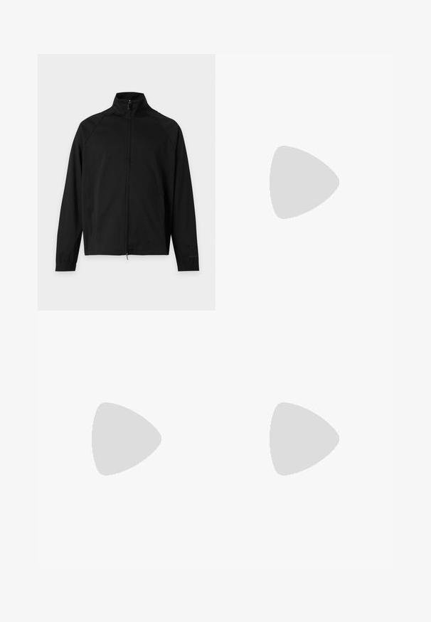 Veste noire à manches longues avec fermeture éclair intégrale à l’avant, col montant, poignets élastiques et poches latérales, présentée sur un fond blanc uni.; T-shirt noir à manches courtes avec col rond, arborant au centre un logo ovale portant l'inscription "EMPORIO ARMANI 1981 MILANO" en lettres beige.; Pantalons noirs à coupe décontractée, taille élastique, cordon de serrage ajustable et poches latérales. Fabriqués en tissu lisse sans motifs.; Botte de cowboy en cuir noir avec un bout pointu, une tige haute, des coutures décoratives et une quincaillerie en argent sur la sangle. Fini texturé.