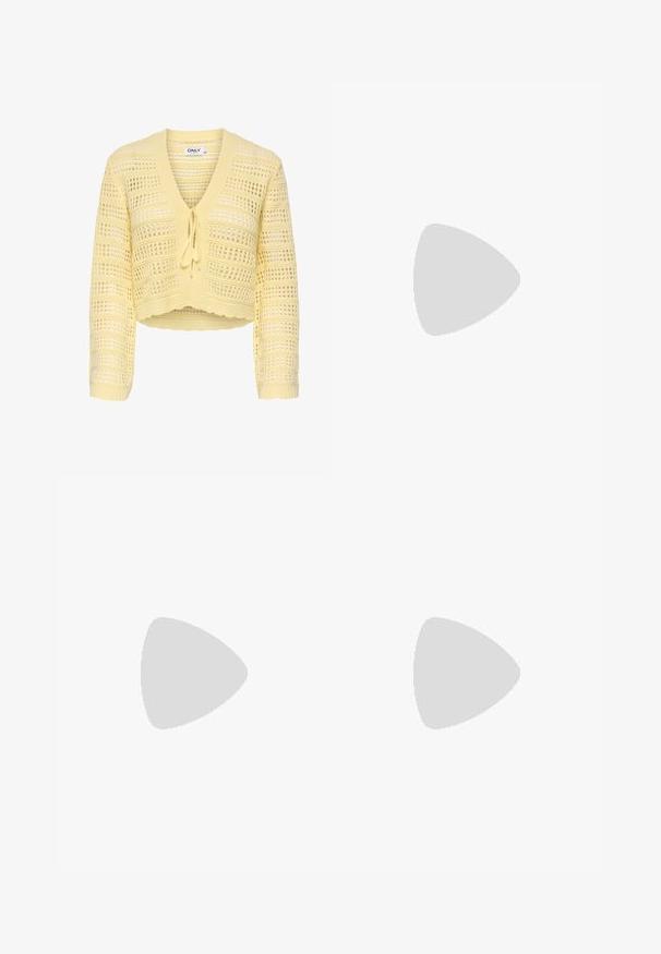 Cardigan court en maille ajourée jaune, manches longues, fermeture à nouer sur le devant, avec un bord festonné.; Robe midi blanche avec imprimé floral bleu clair, manches courtes bouffantes, encolure froncée et détail noué à l'avant.; Sandale à talon compensé en suède tan avec une semelle en jute, un design à bout ouvert et un dos en maille tressée avec une fermeture à lacets et un accent décoratif.; Sac à main tressé rond en paille naturelle avec une finition texturée. Dispose d'une bandoulière en cuir marron lisse et d'une poignée circulaire.