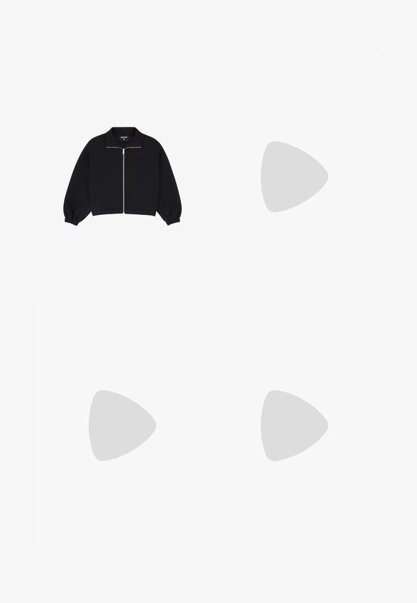 Veste noire à fermeture éclair avec manches longues, poignets élastiques, col et un logo "WB" discret sur la poitrine gauche.; Débardeur noir court avec de larges bretelles, fabriqué à partir d'un matériau doux, présentant une texture lisse et un design minimaliste.; Pantalon de survêtement gris clair à jambes larges avec taille élastique et cordon, avec deux poches latérales.; Baskets Adidas noires avec des bandes blanches et une semelle beige, capturées en plein air au-dessus d'une surface en pierre et d'un mur en pierre en arrière-plan.
