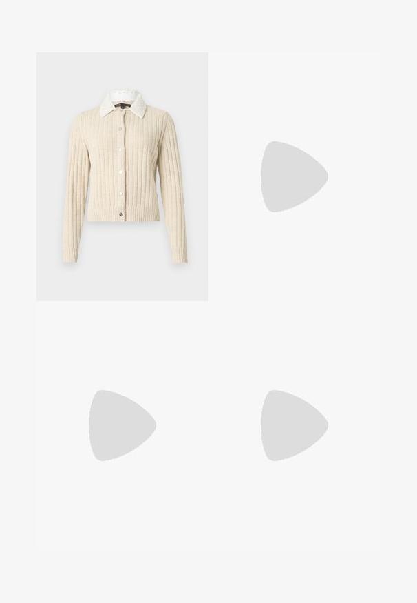 Cardigan beige côtelé à manches longues, col blanc orné de perles, et fermeture boutonnée sur l'avant, sur un fond clair uni.; Débardeur jaune côtelé sans manches avec larges bretelles et une petite étiquette blanche rectangulaire centrée près de l'encolure.; Pantalon beige à jambes larges avec taille haute, fermeture à boutons sur le devant, brides latérales avec boutons, et poches avant incurvées.; Talons aigus en daim noir avec un talon moyen slim et classique, et une large ouverture, présentés sur des pieds nus sur un fond gris.