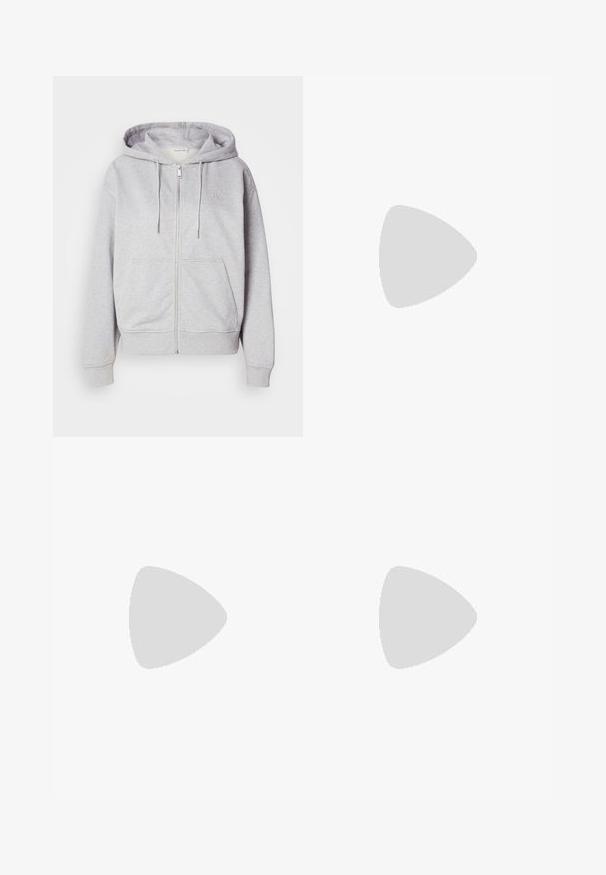 Un sweat à capuche zippé gris fabriqué en tissu doux, doté d'une capuche avec cordon de serrage, de deux poches avant et d'un logo discret sur la poitrine.; Caraco blanc court à fines bretelles avec un petit logo multicolore "CK" centré sur la poitrine.; Pantalon de survêtement en coton bleu clair avec une taille élastique, des chevilles fuselées et un petit logo brodé sur le côté. Texture lisse.; Baskets en cuir blanc avec une semelle plate, présentant un subtil accent gris au talon et un logo 'CK' bien en vue sur le côté.