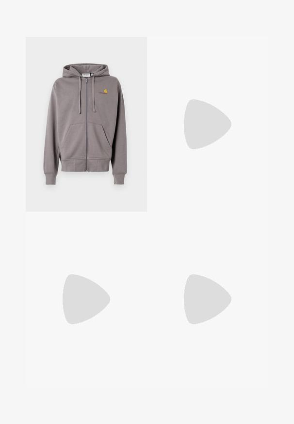 Haut de survêtement gris à zip, en tissu doux, avec une capuche à cordon, deux poches avant et un petit logo sur la poitrine gauche.; T-shirt à manches courtes et col rond de couleur blanc cassé avec petit logo Timberland et texte sur le côté gauche de la poitrine indiquant "Established 1973 NH, USA."; Pantalons cargo convertibles bordeaux avec poche zippée sur le côté et logo Timberland sur la jambe droite, avec entrejambe allongé montré.; Bottine noire en cuir avec œillets dorés, accents marron et semelle en caoutchouc. Comprend un col rembourré et un logo estampé sur le côté.