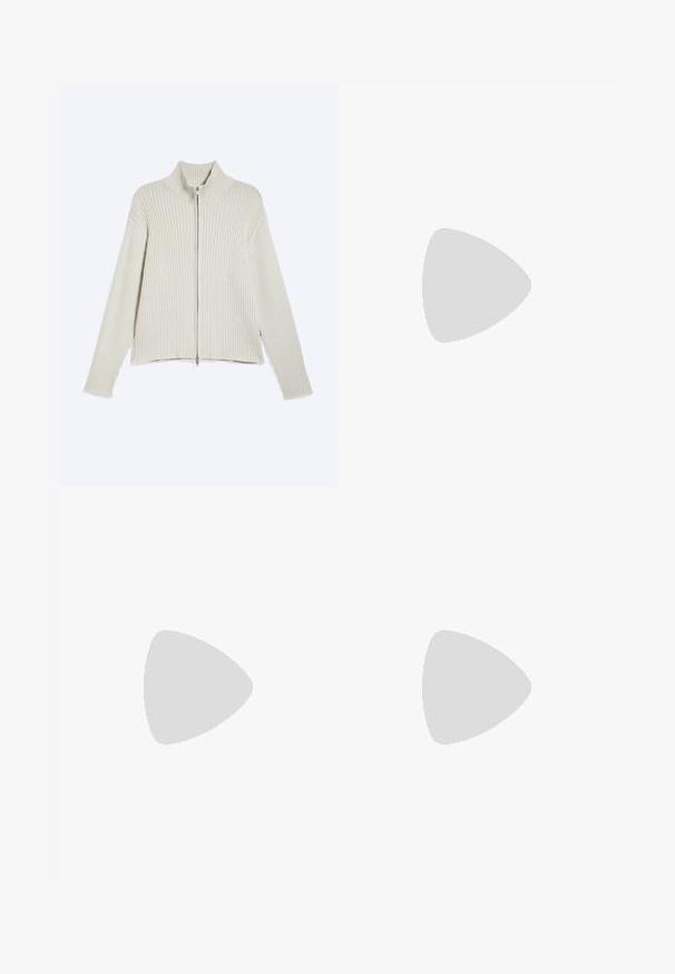 Cardigan en maille côtelée beige clair, manches longues et fermeture éclair intégrale devant, posé à plat sur fond blanc.; T-shirt oversize en coton blanc avec un col rond et des manches courtes ; texture lisse, sans motifs ni accents visibles.; Pantalon gris à jambes larges avec fines rayures verticales, plis sur le devant, poches latérales, passants pour ceinture et fermeture par bouton à la taille.; Mocassin penny loafer pour homme en cuir noir avec bout moc cousu et petit talon, présenté de profil sur fond blanc.
