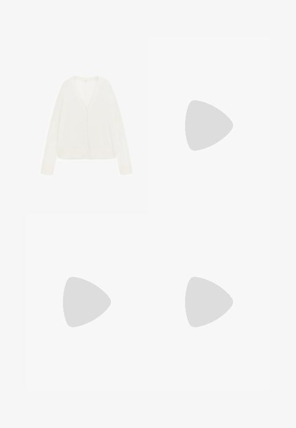 Cardigan blanc à manches longues avec col en V et cinq boutons à l'avant, posé à plat sur un fond blanc.; Débardeur beige côtelé sans manches avec encolure ronde et coupe ajustée, présenté sur un fond gris.; Pantalons larges beige avec une texture en ribbed lisse, taille élastique et sans ornements visibles, offrant une silhouette décontractée.; Chausson en peluche beige avec une texture douce, à dos ouvert et doublure intérieure. Semelle plate avec une base marron clair et des coutures beiges.