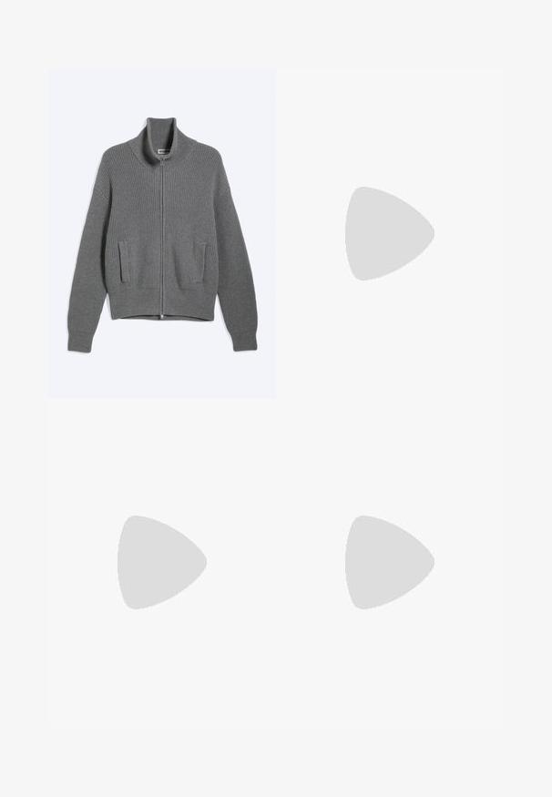 Cárdigan gris de punto con cremallera, cuello alto y dos bolsillos delanteros, colocado plano sobre un fondo blanco.; Camiseta blanca lisa de cuello redondo y manga corta con una etiqueta visible de la marca WEEKDAY en el cuello, mostrada sobre un fondo claro.; Pantalones de pierna ancha en gris oscuro con un patrón a cuadros, confeccionados con una tela texturada. Cuentan con un cierre de botón y dos bolsillos laterales.; Mocasín negro de cuero con suela gruesa y acanalada y detalle de tira para moneda, mostrado en perfil lateral derecho sobre fondo blanco.