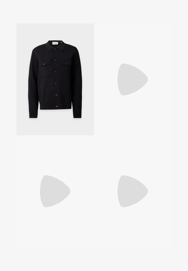 Chemise noire à manches longues boutonnée avec col et deux poches poitrine devant boutonnées, présentée sur un fond clair uni.; T-shirt noir à manches courtes en tissu de coton doux. Col rond avec une coupe décontractée, présentant des lignes épurées et simples sans motifs visibles.; Jean denim noir slim fit avec cinq poches, passants pour ceinture, et fermeture avant par bouton et fermeture éclair, posé à plat sur un fond clair.; Chaussures derby en cuir noir avec une texture lisse, bout rond, design à lacets et une semelle en caoutchouc épaisse et robuste.