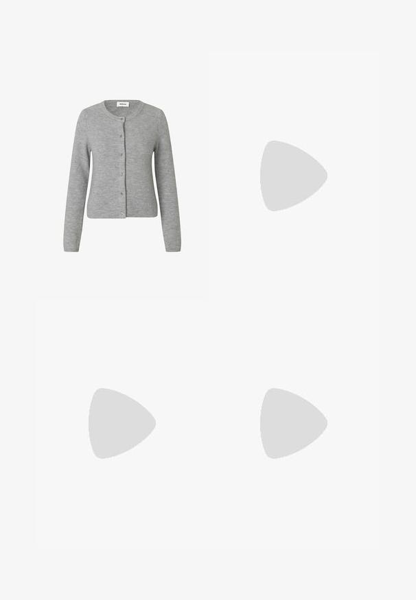 Cardigan gris en maille avec un col arrondi, des manches longues et une fermeture à boutons sur le devant. Texture douce avec des détails de couture subtils.; Haut jaune clair côtelé à manches courtes avec encolure dégagée et quatre petits boutons-pression argentés au centre devant.; Pantalon droit en denim bleu avec poches avant, fermeture à boutons, et cordon blanc à la taille.; Baskets montantes bleues en denim, ornées de broderies blanches en forme de fleurs, avec des lacets blancs et une épaisse semelle en caoutchouc blanc avec des accents noirs.