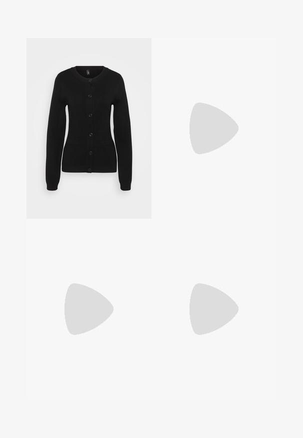 Cardigan noir en tricot. Il présente des manches longues, un col rond, une fermeture à boutons sur le devant et deux poches avant. Texture lisse.; T-shirt bleu à manches courtes et col rond avec un petit emblème en forme de cœur rouge sur le côté gauche de la poitrine, sur un fond blanc uni.; Jean bleu foncé à coupe droite avec cinq poches, fermeture par bouton métal et petits clous argentés le long des bords des poches avant.; Jambes portant des leggings côtelés foncés associés à des ballerines noires avec de petits détails en nœud sur fond blanc.