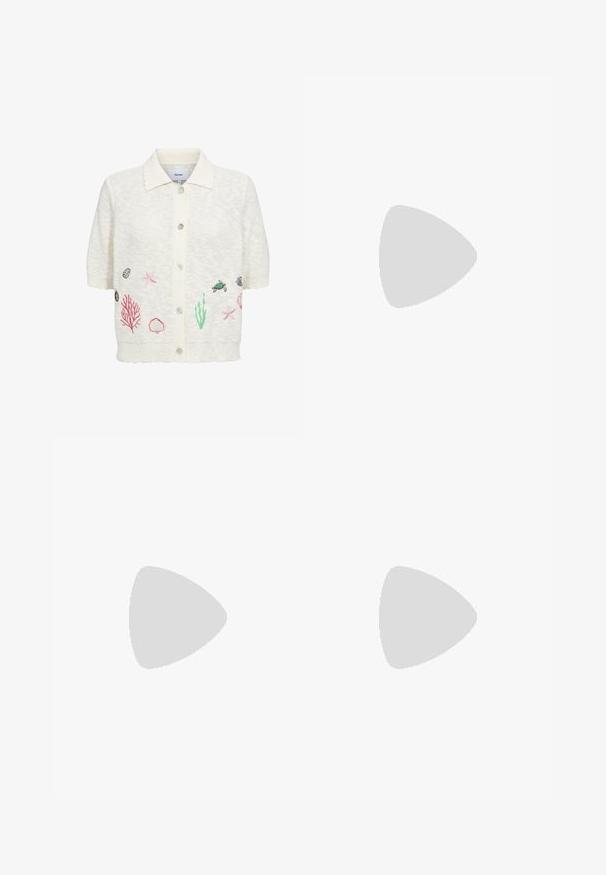 Cardigan blanc à manches courtes avec col et boutons sur le devant, avec des broderies représentant la vie marine, notamment étoiles de mer, coquillages, coraux et une tortue.; T-shirt blanc à manches courtes avec une petite décoration de nœud en perles roses sur la partie supérieure gauche de la poitrine.; Jupe plissée grise au toucher lisse, dotée de multiples plis verticaux et d'une taille ajustée. Fabriquée en tissu léger.; Jambes portant des leggings côtelés foncés associés à des ballerines noires avec de petits détails en nœud sur fond blanc.