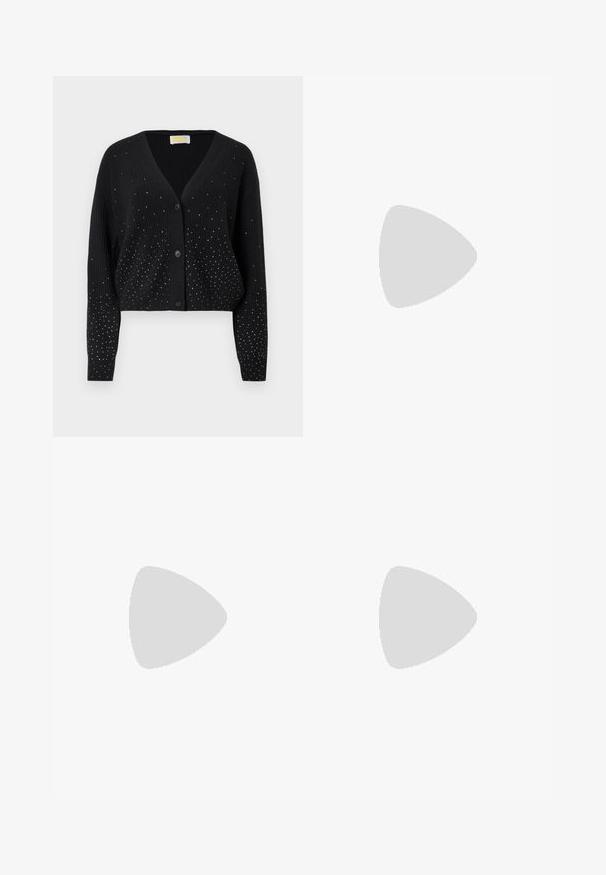 Gilet noir à côtes avec décolleté en V, trois boutons et petites clous en argent dispersés sur le devant et les manches pour un effet scintillant.; Débardeur sans manches en coton blanc côtelé avec encolure ronde, présenté à plat sur un fond gris clair.; Jean gris délavé coupe slim avec bouton avant, fermeture éclair et cinq poches, présenté sur un fond blanc uni.; Jambes portant des leggings côtelés foncés associés à des ballerines noires avec de petits détails en nœud sur fond blanc.