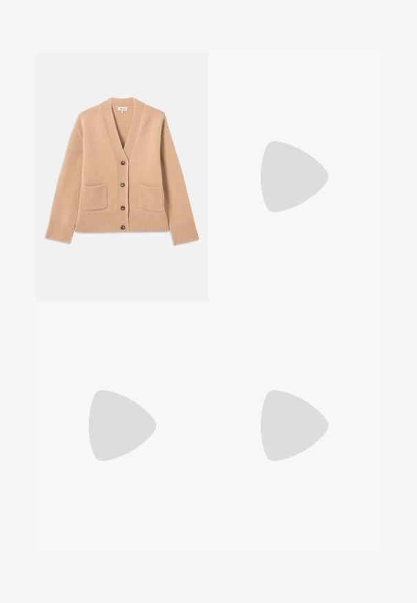 Cardigan beige en tissu tricoté doux, avec un col en V, cinq boutons, deux poches avant et des poignets et un ourlet côtelés.; T-shirt beige manches courtes avec col rond et ourlet droit sur un fond uni gris clair.; Pantalons larges beiges en mélange de coton lisse, featuring une fermeture à bouton à l'avant, des poches latérales et des détails de couture visibles.; Chaussure plate en cuir noir à bout pointu avec talon bas et finition lisse, vue de côté sur un fond gris clair.