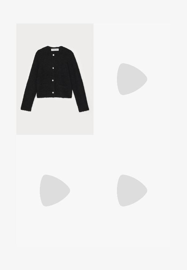 Cardigan noir en peluche avec un col rond, des manches longues et cinq boutons à l'avant. Il présente deux poches avant et un design court.; Débardeur noir à côtes avec un encolure ronde et de larges bretelles, présentant une finition texturée subtile et un petit détail en mesh au bas.; Pantalons larges noirs en tissu en maille avec une taille à cordon de serrage. La texture est respirante et légère, idéale pour un usage décontracté.; Chaussure à bride arrière en cuir noir avec bout pointu et petit talon bas sur fond neutre.