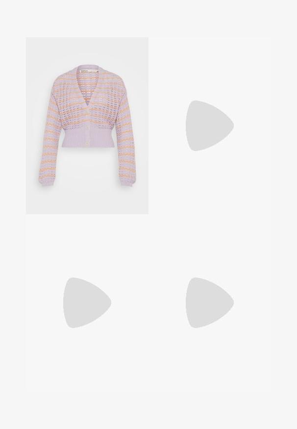 Cárdigan de punto lila claro con patrón de calado, que presenta rayas naranjas, mangas largas y un dobladillo corto. Tres botones en la parte delantera.; Camiseta blanca de manga corta con un cuello redondo, hecha de tejido ligero. Diseño simple, textura suave y dobladillo recto.; Pantalones cargo de mezclilla azul claro con cintura alta, piernas anchas y dos grandes bolsillos laterales. Cierre con botón y cremallera.; Zapatilla Nike Air Force 1 gris con puntera perforada, parte superior de cuero suave, suela gruesa y detalle en relieve 'AIR' en el talón.