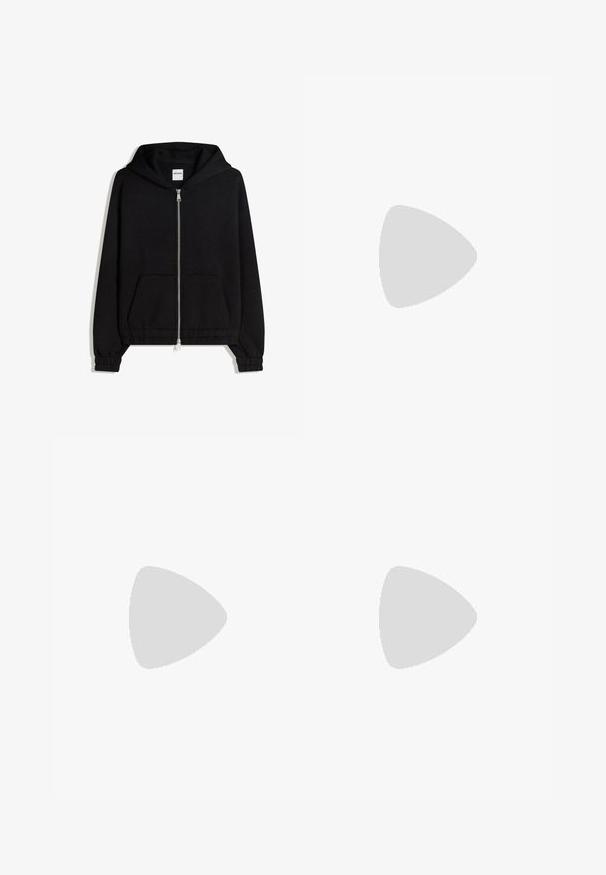 Sweat à capuche noir zippé avec poches avant, poignets et ourlet élastiques, et une petite étiquette visible à l'intérieur de l'encolure.; T-shirt noir à manches courtes avec col rond et petit logo blanc « PEGADOR » sur le côté gauche de la poitrine.; Pantalons noirs à coupe décontractée, avec des plis à l'avant, des poches latérales et une fermeture à bouton. Fabriqués en tissu texturé.; Mocassin en cuir noir avec une semelle en caoutchouc épaisse et un détail classique de bride à monnaie, vu de côté extérieur.