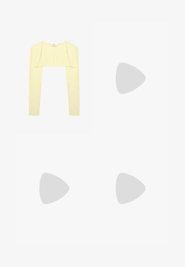 Boléro court jaune pâle à manches longues et encolure ronde, confectionné en tissu doux.; Robe sans manches, marron foncé, longueur cheville, avec un col rond et un corsage ajusté, s'évasant légèrement en une jupe fluide.; Mule en cuir marron à bout ouvert, avec un talon kitten bas et fin et une semelle intérieure rembourrée, présentée sur fond blanc.; Sac bandoulière en cuir marron foncé avec une forme souple et décontractée et une anse nouée torsadée sur un fond blanc uni.