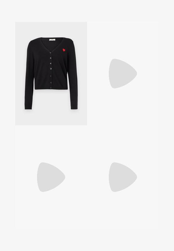 Μαύρο cardigan με V-λαιμόκοψη, μακριά μανίκια και κοντή σχεδίαση. Διαθέτει κόκκινη κεντητή καρδιά και κούμπωμα με μαύρα κουμπιά μπροστά.; Γκρι μακρυμάνικο φόρεμα από μαλακό ύφασμα; διαθέτει στρογγυλή λαιμόκοψη και χαλαρή εφαρμογή, φαρδαίνει ελαφρώς στο στρίφωμα με πλαϊνές σχισμές.; Μαύρες δερμάτινες μπότες μέχρι το γόνατο με λεία επιφάνεια, στρογγυλή μύτη, χαμηλό τακούνι και θηλάκι στην πίσω πλευρά. Μινιμαλιστικός σχεδιασμός χωρίς ορατά σχέδια.; Μαύρη δερμάτινη τσάντα ώμου με καμπυλωτό καπάκι που ασφαλίζει με στρογγυλό μεταλλικό κούμπωμα και λεπτό, ρυθμιζόμενο λουράκι.