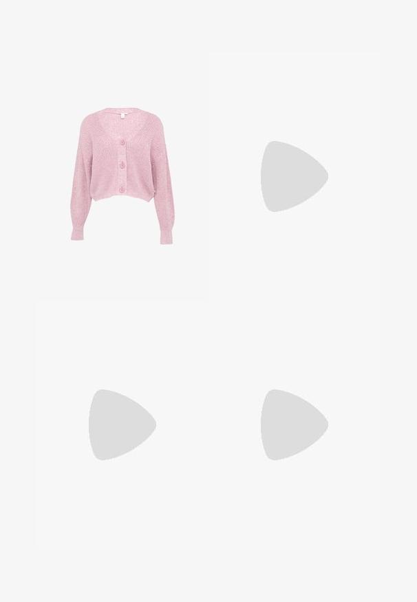 Cardigan court rose avec un col en V, des manches longues et un motif tricoté texturé, comportant quatre boutons à l'avant et des poignets côtelés.; Robe courte rose clair avec manches bouffantes, motif floral, encolure carrée, taille ceinturée et ourlet à volants.; Ballerines en cuir verni rose avec un bout carré, détail de sangle à boucle et une semelle en caoutchouc plate. Texture lisse sur l'ensemble.; Sac à main rond rose avec un visage de chien blanc et rose portant un nœud pailleté et des lunettes en forme de cœur, une poignée supérieure et une tirette de fermeture éclair à pompon sur le côté.