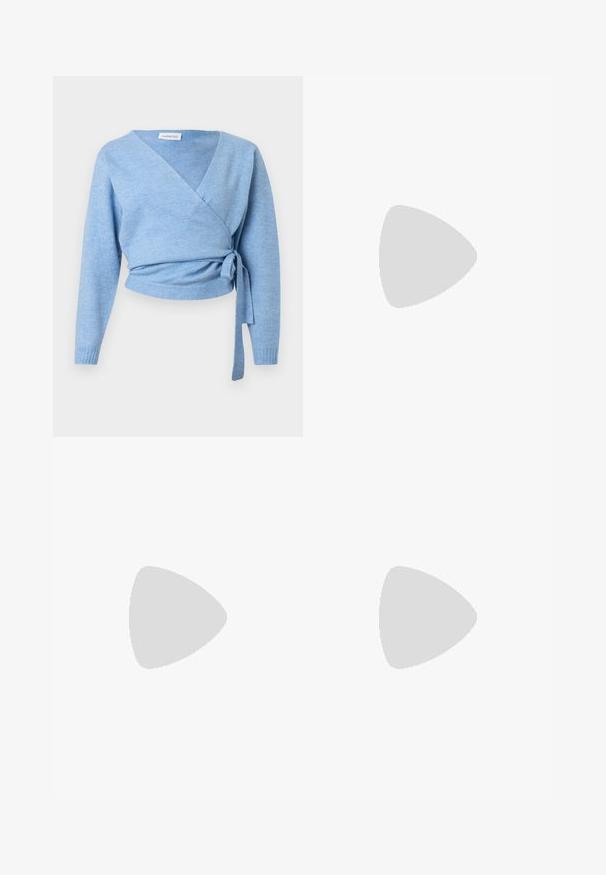 Cardigan bleu clair croisé en tissu doux, doté d'un col en V, de manches longues et d'un détail noué à la taille pour un ajustement personnalisé.; T-shirt blanc ajusté à manches courtes avec col rond sur fond uni, avec un léger détail froncé sur le côté.; Jean en denim bleu foncé taille haute avec coupe évasée, fermeture devant par bouton et zip, poches devant et derrière.; Jambes portant des leggings côtelés foncés associés à des ballerines noires avec de petits détails en nœud sur fond blanc.