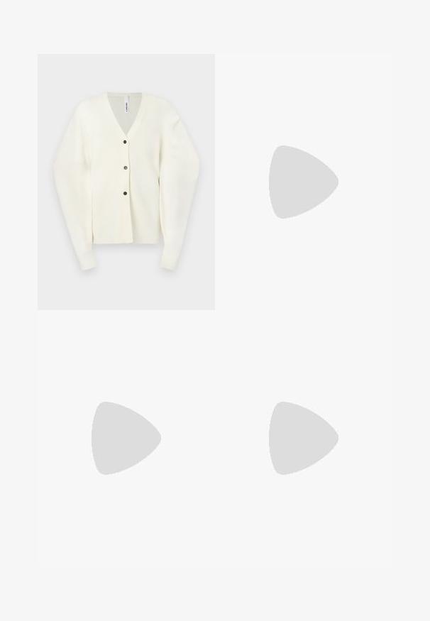 Cardigan en tricot blanc avec décolleté en V, longues manches balloon, poignets côtelés et trois boutons noirs sur le devant.; Débardeur blanc côtelé sans manches avec encolure arrondie et étiquette Calvin Klein au dos du col.; Mini-jupe en denim noir avec bas plissé, ourlet effiloché, fermeture à boutons et zip devant, et passants pour ceinture sur un fond clair uni.; Bottine en cuir noir avec bout pointu et petit talon kitten sur fond clair, vue côté extérieur.