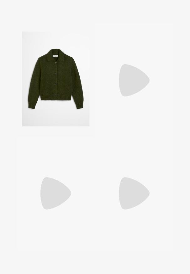 Cardigan tricoté vert foncé avec un col, fermeture à bouton, ourlet côtelé et manches longues. Tissu texturé avec six boutons noirs.; Robe longue ajustée en tricot côtelé gris foncé. Caractéristiques : manches longues et encolure ronde, avec une texture lisse et une silhouette épurée.; RAID DEBRA - Boots à talons - brown; Sac à bandoulière en cuir marron foncé brillant avec une seule large sangle et un détail de boucle sur un côté, posé sur un fond clair uni.