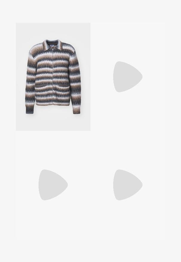 Obey Clothing REGGIE ZIP UP CARDIGAN - Neuletakki - black multi; Yksinkertainen valkoinen lyhythihainen pyöreäkauluspaita, väljähkössä istuvuudessa, esitetty vaalealla taustalla.; Valkoiset puuvillaiset leveälahkeiset housut, joissa on joustava vyötärö, etupainike ja sivutaskut. Sujuva pinta ja minimalismi muotoilu.; Musta Adidas-tennari valkoisilla raidoilla, sinisillä nauhoilla ja kumipohjalla kelluu pehmeässä valossa harmaan betonisen portaan yllä.