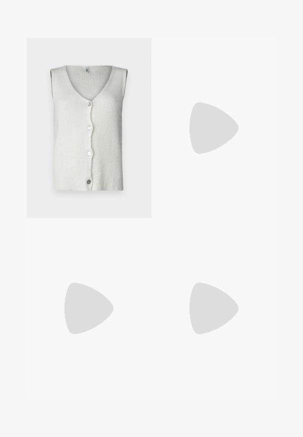 Gilet sans manches blanc en maille texturée, avec un décolleté en V profond et cinq boutons sur le devant, au design doux et décontracté.; Haut beige clair à manches longues avec un motif en losanges texturé, un col rond et un ourlet festonné. Fabriqué en tissu doux et respirant.; Jupe en denim mini en bleu clair avec une fermeture à bouton sur le devant, cinq poches et un ourlet légèrement effiloché, avec des détails de couture visibles.; Ballerines en daim beige de style Mary Jane avec un bout pointu et une seule sangle réglable dotée d'une boucle en métal argenté. Semelle plate noire.