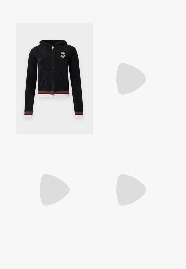 Sweat à capuche noir zippé avec poches avant, poignets et ourlet rayés rose et marron, et petit emblème couronne et cœur sur la poitrine.; Débardeur en coton blanc avec encolure dégagée, fines bretelles et coupe ajustée. Texture lisse et style minimaliste.; Pantalon rayé bleu clair avec une taille élastique, une coupe large, des poches latérales et une texture lisse. Pas d'embellissements supplémentaires.; Ballerines en cuir verni noir avec un bout rond, un design à lacets et une semelle plate. Texture lisse avec peu de détails.