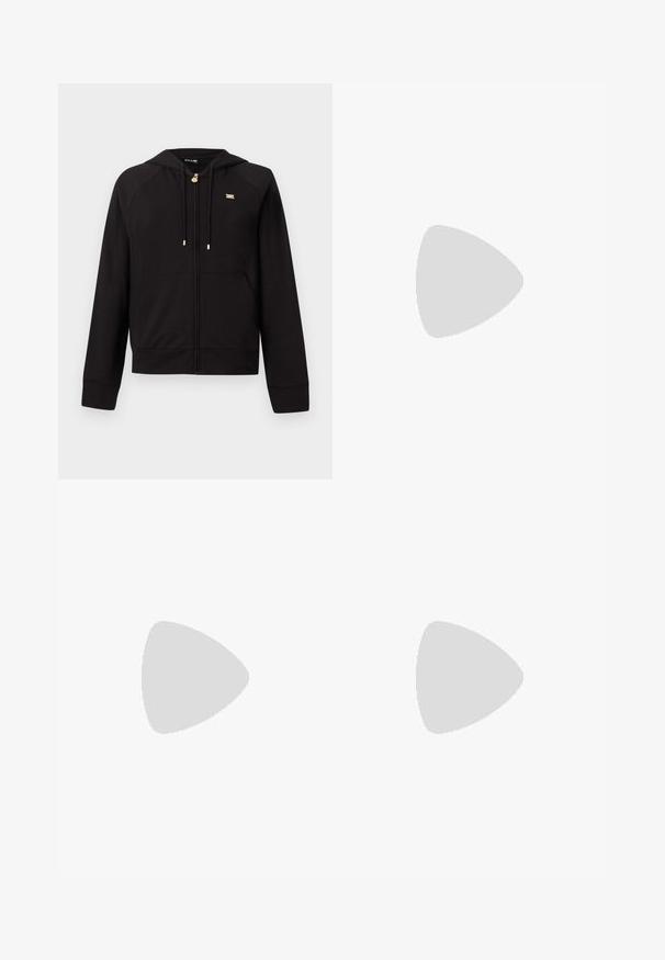 Sweat à capuche noir zippé en tissu doux, avec une capuche, des manches raglan, des détails en métal doré et des poches kangourou à l'avant.; T-shirt en coton blanc à manches courtes, avec un motif bleu "A X" et une bande verticale bleue. Encolure ras-du-cou classique.; Short en denim bleu clair avec taille élastique, fermeture par bouton, poches avant et léger effet délavé.; Chaussure plate noire à bout rond, avec un cap glossy en vernis et un corps en cuir texturé, accentuée par un petit détail métallique.