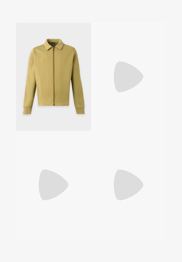 Veste zippée vert olive clair avec col, manches longues et poches avant simples sur fond uni.; T-shirt beige à manches courtes avec un motif à carreaux subtil et un petit logo brodé sur le côté gauche de la poitrine.; Jean en denim bleu à coupe droite avec cinq poches et des détails subtilement délavés sur les cuisses et les genoux, présenté sur un fond uni.; Baskets en daim beige avec un bout rond, des lacets plats et une semelle en caoutchouc texturé. Design minimaliste avec des bords lisses et des coutures discrètes.