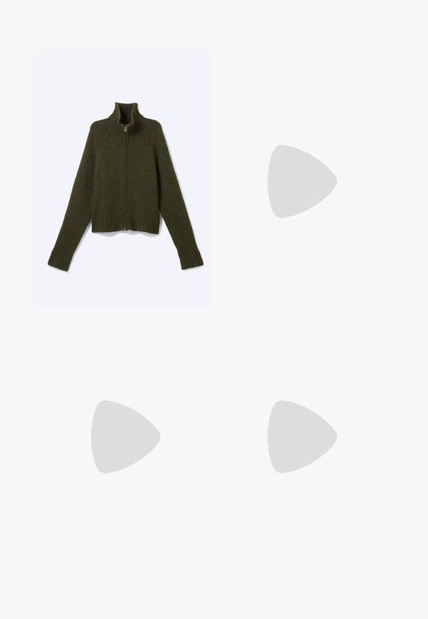 Pull zippé en maille vert foncé avec manches longues et col haut côtelé, posé à plat sur fond blanc.; T-shirt noir à manches longues avec col rond, silhouette ajustée et manches légèrement évasées, étiqueté avec la marque "Weekday" au niveau de l'encolure.; Pantalon de survêtement Adidas noir avec trois bandes blanches sur les côtés, taille élastique, poche latérale zippée et logo Adidas sur la jambe gauche.; Baskets blanches Adidas Samba avec des bandes noires et une semelle en gomme, flottant au-dessus de marches en béton gris texturé.