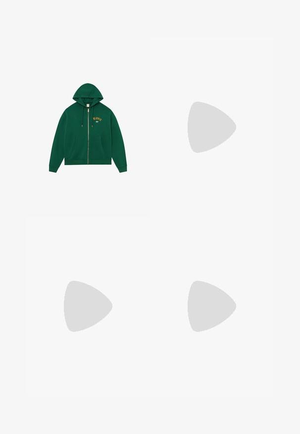 Groene hoodie met rits en een kangoeroezak, capuchon met trekkoord en gouden "BLKVIS NY"-letters op de borst. Zachte stof met geribde manchetten.; Witte katoenen t-shirt met korte mouwen en ronde hals, voorzien van een klein gouden logo op de linkerkant van de borst. Zachte textuur en een normale pasvorm.; Wijdvallende blauwe denim jeans met een vervaagde afwerking. Bevat vijf zakken, een knoopsluiting en contrasterende stiksels. Zwaar gewicht stof.; Zwarte en grijze sport schoenen met een bovenwerk van mesh en suede, voorzien van een witte tussenzool, veters en een gedurfde "N"-logo aan de zijkant.