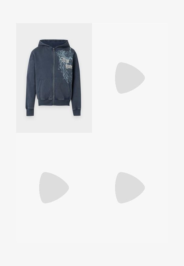 Sweat à capuche zippé bleu marine avec poches avant, une capuche, et un motif d'aigle bleu clair avec le texte « True Love » sur la poitrine droite.; T-shirt blanc uni à manches courtes, coupe ample et col rond, présenté sur un fond gris clair.; Jeans droits lavande-gris avec poches avant et arrière, passants de ceinture et bouton de fermeture à la taille.; Baskets en cuir blanc avec une coque beige et une semelle en caoutchouc marron clair. Dotées de lacets blancs plats et d'un logo embossé sur le côté.