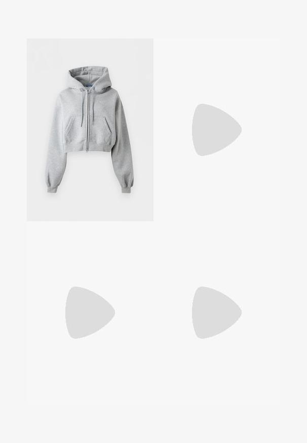 Gaiši pelēks īss rāvējslēdzēja džemperis ar kapuci, priekšējām kabatām, kapuces aukliņu, ribotām aprocēm un mazu Nike logotipu uz krūts.; Balts nike bezšuvju tops ar melnu swoosh logotipu, kas ir centrēts netālu no augšējās malas, attēlots uz gaiša, vienkārša fona.; Gaiši pelēkas Nike sporta bikses ar elastīgu jostu un aprocēm, mazs balts Nike swoosh logotips augšējā kreisā augšstilba daļā.; Melnas zemas Nike kedas ar shoēmēm, izšūtiem detaļām un teksturētu zoli uz vienkrāsaina baltā fona.