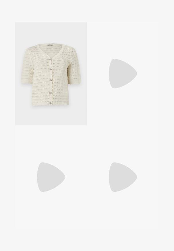 Cardigan court à manches courtes tricoté couleur crème avec bords festonnés, rayures horizontales en maille ajourée, et cinq boutons ronds décoratifs sur le devant.; Robe mini en denim sans manches avec des bretelles larges et un nœud à l'avant au niveau de l'encolure en V, légèrement évasée à l'ourlet.; Chaussure plate en cuir noir avec un nez pointu, des détails froncés autour de l'ouverture et un accent en boucle argentée sur la bride ajustable.; Sac à main en cuir tressé marron foncé avec poignée courbée, garniture blanche, fermeture éclair argentée et bandoulière large en tissu amovible sur fond uni.