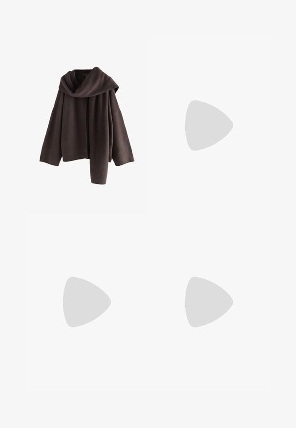 Pull en maille marron foncé à manches longues avec un grand col plié posé sur une épaule, présenté sur un fond blanc.; T-shirt noir à manches longues avec col rond, silhouette ajustée et manches légèrement évasées, étiqueté avec la marque "Weekday" au niveau de l'encolure.; Pantalon blanc taille haute à jambes larges, avec plis à l'avant, passants pour ceinture et fermeture par bouton noir à la taille.; Des chaussures de sport en suède noir avec trois rayures blanches et des lacets noirs. Un pantalon noir texturé est partiellement visible à côté des chaussures.