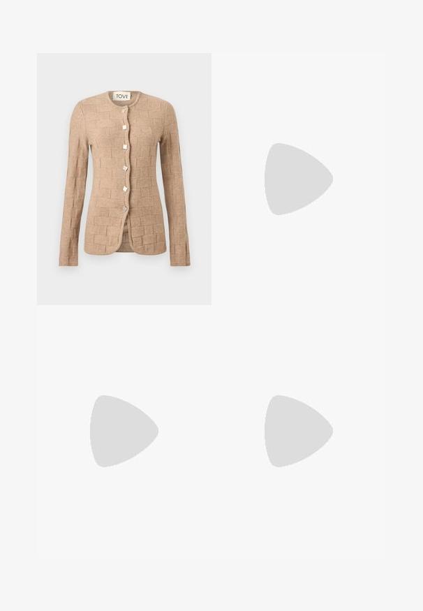 Cardigan beige manches longues en tricot avec un motif en brique texturé, encolure ronde, et cinq boutons carrés métalliques sur le devant.; Chemise noire à manches longues avec boutons, col pointu et poignets, présentée à plat avec l'étiquette de la marque "Aeron" visible à l'intérieur du col.; Pantalon noir droit sur mesure avec passants de ceinture et pli avant, présenté sur un fond clair uni.; Escarpin en cuir noir avec un bout pointu et un talon bas. Présente une texture lisse et un éclat subtil. Découpe ouverte à l'avant pour un détail supplémentaire.