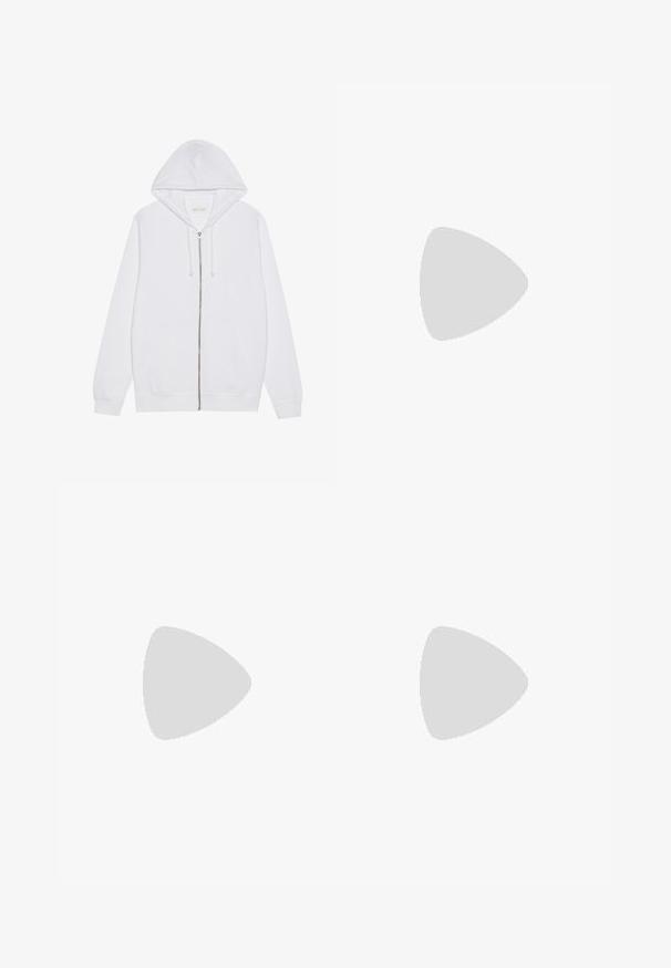 Haut à zip blanc en tissu mélangé coton. Comprend des poches avant, une capuche avec cordon de serrage et des poignets et un ourlet côtelés. Texture lisse.; T-shirt en coton gris avec un col rond, des manches courtes et un design sobre, offrant une texture douce et lisse sans motifs ni embellissements visibles.; Jean en denim bleu moyen avec un délavage léger, design à cinq poches, coupe droite et accents cousus. Fermeture par bouton et zip.; Sneaker en dentelle blanche flottant au-dessus d'un banc en bois avec un feuillage vert en arrière-plan, mettant en valeur le design et la texture de la chaussure.