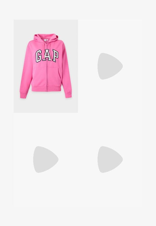 Sweat à capuche zippé rose vif avec poches avant, capuche et grandes lettres blanches et noires "GAP" sur la poitrine. Aucune personne visible.; T-shirt rose vif à manches courtes et col rond, présenté de face sur un fond gris clair uni.; Jean large en denim bleu foncé à taille haute, design à cinq poches, et revers pliés dévoilant le tissu intérieur plus clair.; Ballerines en cuir verni noir avec un bout rond, un design à lacets et une semelle plate. Texture lisse avec peu de détails.