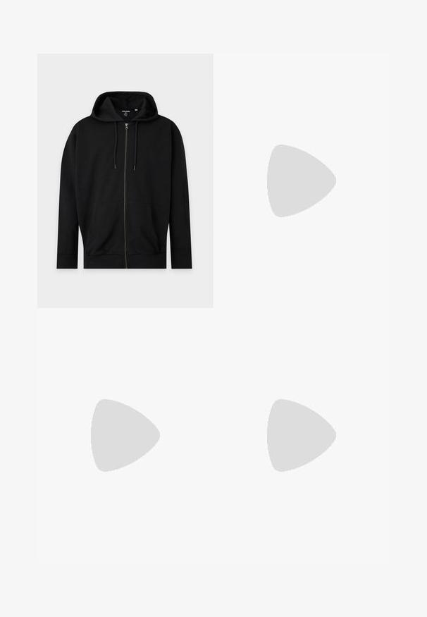 Sweat à capuche noir zippé avec poches avant, capuche à cordon de serrage et poignets et ourlet côtelés sur un fond clair uni.; T-shirt en coton crème à manches courtes, col rond, avec un logo "Ralph Lauren" noir représentant un cheval sur la poitrine.; Jean noir droit avec poches avant et arrière, passants de ceinture, fermeture par bouton et étiquette de marque discrète sur la ceinture et la poche.; Baskets en cuir blanc avec une texture lisse, présentant un bout perforé, un système de laçage et un logo brodé sur le côté. Semelle en caoutchouc blanc.