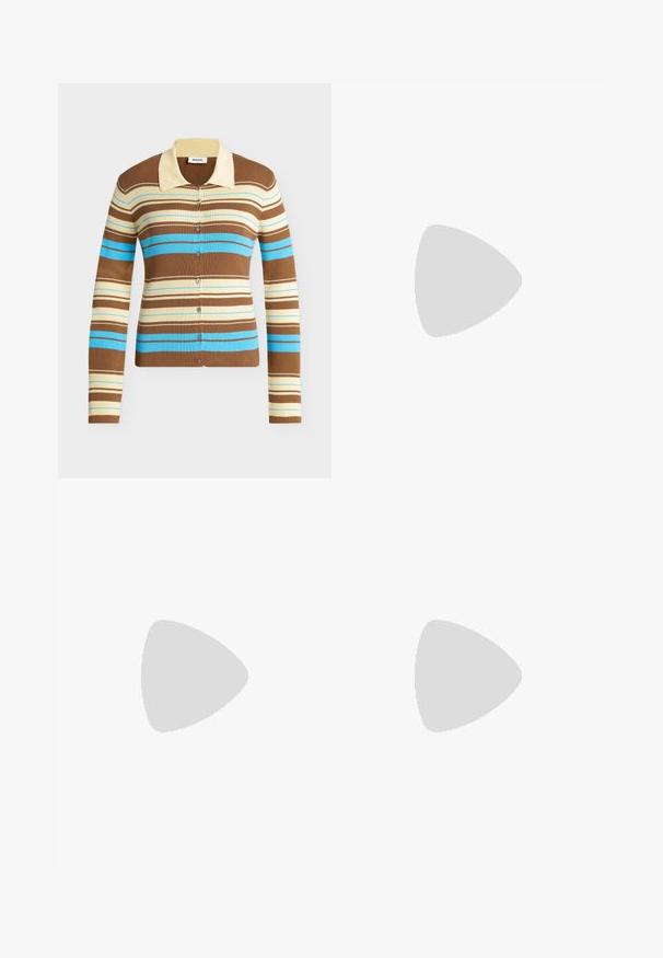 Cardigan côtelé rayé marron, crème et bleu, manches longues, fermeture par boutons devant et col couleur crème.; Débardeur blanc sans manches côtelé avec encolure ronde, coupe ajustée et étiquette de la marque à l’intérieur du col.; Pantalon beige à jambes larges avec taille haute, détail de couture à l'avant, sans boutons ni poches visibles, posé à plat sur fond blanc.; Sandales à talons hauts en cuir verni bourgogne avec un bout carré, deux fines lanières et une boucle dorée décorative sur le côté.