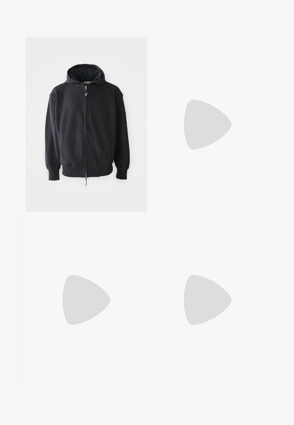 Zwarte hoodie met rits gemaakt van zachte stof, voorzien van een capuchon met trekkoord, lange mouwen en voorzakken. Subtiel logo op de borst.; Zwarte katoenen t-shirt met een relaxte pasvorm, korte mouwen, ronde hals en een klein wit logo-accent op de borst. Soepele textuur.; Grijze cargobroek van duurzaam materiaal. Kenmerken zijn een elastische tailleband, twee grote zijzakken en een rechte pijp.; Grijze en zwarte sportieve sneaker met meshpanelen en dikke zool, zwevend in de lucht boven een betonnen richel met trappen op de achtergrond.
