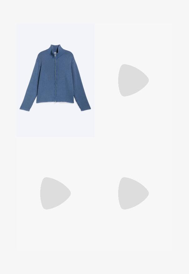 Pull zippé bleu en maille côtelée avec manches longues et col montant, posé à plat sur un fond clair.; Débardeur blanc sans manches avec col rond et étiquette de la marque Weekday à l'intérieur du col arrière, présenté à plat sur un fond clair.; Jean à jambes larges en denim bleu. Présente un design classique à cinq poches, une fermeture par bouton et une texture délavée. Ourlet droit avec des détails de couture subtils.; Chaussure bateau en cuir marron avec coutures blanches, détails de lacets et semelle en caoutchouc beige, vue de côté sur fond blanc.
