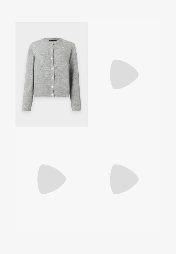 Gilet gris clair en tricot doux, avec un col rond, des manches longues et six boutons blancs sur le devant.; Robe sans manches à carreaux noir et blanc avec un corsage ajusté et une jupe évasée, texture lisse et détails de couture subtils.; Chaussure slingback en cuir verni noir avec bout pointu et petit talon bloc incliné sur fond clair uni.; Petit sac à main noir brillant avec deux longues anses et des détails à cordon sur les côtés sur un fond clair uni.