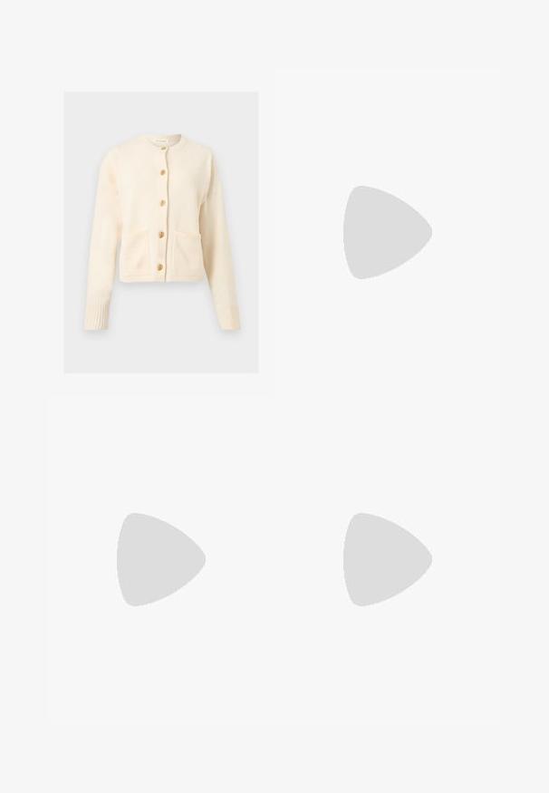 Kremfarvet strikket cardigan med lange ærmer, rund halsudskæring, to forlommer og fem dekorative guldknapper ned foran.; Hvid, ribstrikket, ærmeløs tanktop med rund halsudskæring, tætsiddende pasform og mærkeetiket på indersiden af bagkraven.; Beige bukser med brede ben og plisseringer, to metalspænder i taljen og en glat bomuldstekstur. Ingen lommer synlige.; Kremfarvet damesko med spids snude og lav hæl, hvor hælen er rund og kugleformet, på en ensfarvet baggrund.