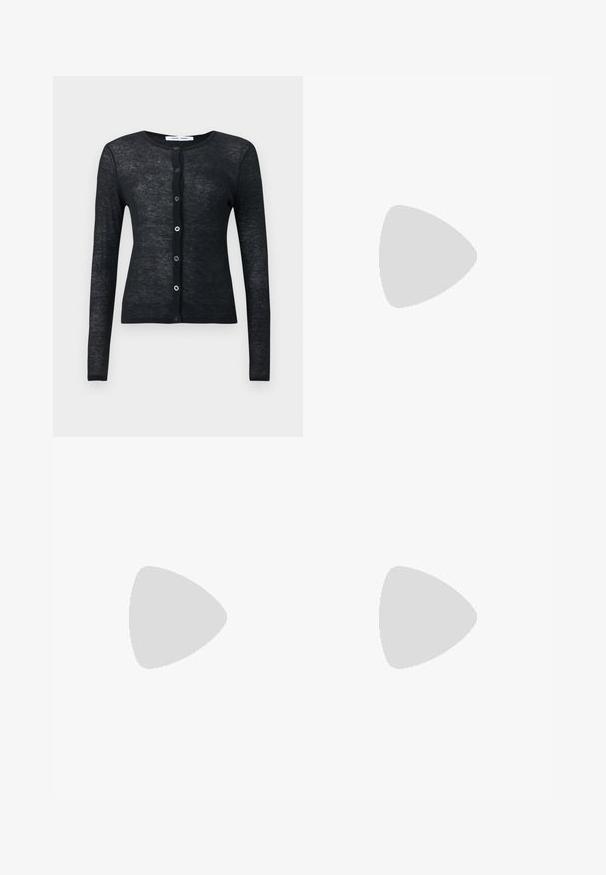 Cardigan noir à manches longues, boutonné, avec encolure ronde et texture en tricot fin, présenté sur un fond uni.; Robe midi en denim bleu clair sans manches avec col et fermeture à boutons sur le devant, taille cintrée et jupe en ligne A.; Ballerines en cuir noir avec un bout arrondi, une semelle plate et une fine sangle ajustable sur le cou-de-pied avec une boucle en métal.; Sac à main en cuir noir de forme rectangulaire, doté d'une seule ansse structurée, de quincaillerie argentée et d'une fermeture éclair. Texture lisse.